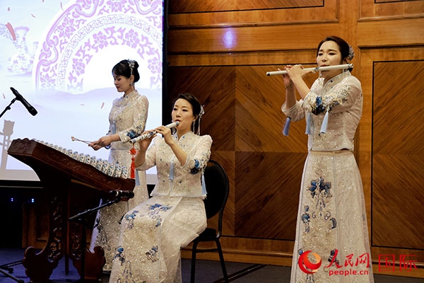 來(lái)自景德鎮(zhèn)的陶瓷音樂(lè)會(huì)在中秋佳節(jié)給英國(guó)倫敦的觀眾帶來(lái)了別樣的文化體驗(yàn)。人民網(wǎng)記者 邢雪攝