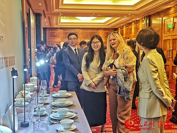 英國(guó)觀眾參觀“景德鎮(zhèn)制”區(qū)域品牌新品。人民網(wǎng)記者 邢雪攝