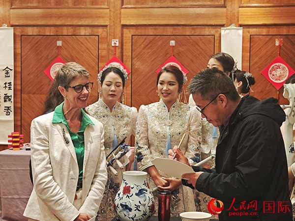 現(xiàn)場(chǎng)的非遺傳承人為英國(guó)觀眾展示畫(huà)技。人民網(wǎng)記者 邢雪攝