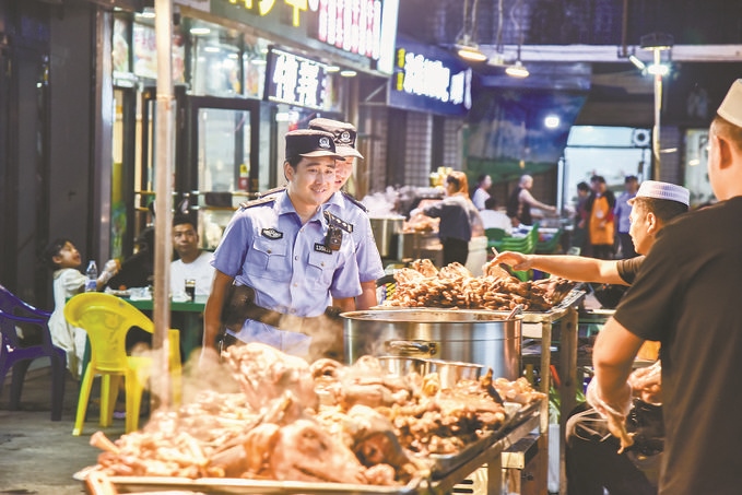 8月9日，甘肅省華亭市公安局組織民警輔警在夜市開展巡邏檢查。張亞強(qiáng)攝