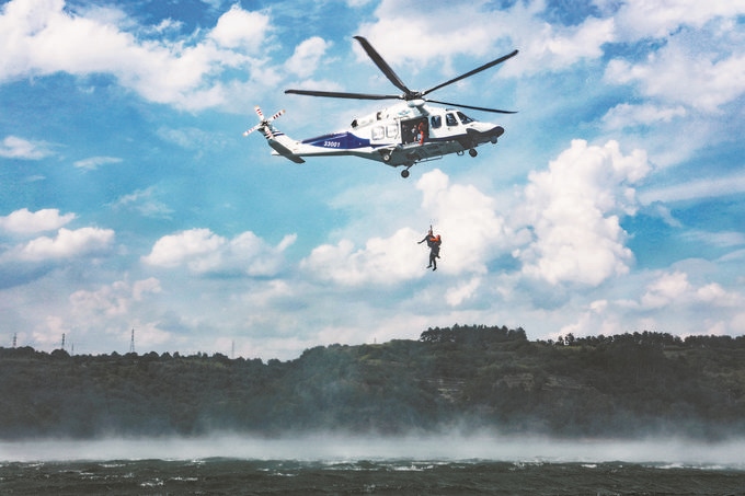 ▼7月17日，浙江省新昌縣公安局聯(lián)合浙江省公安廳警務(wù)航空隊(duì)在長(zhǎng)詔水庫(kù)水域及周邊開展救援演練。王樟林?jǐn)z