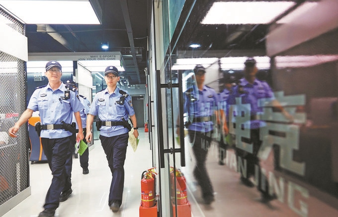 ▲7月6日，山西省新絳縣公安局龍興派出所組織警力對(duì)網(wǎng)吧等場(chǎng)所進(jìn)行集中治安檢查。高新生攝