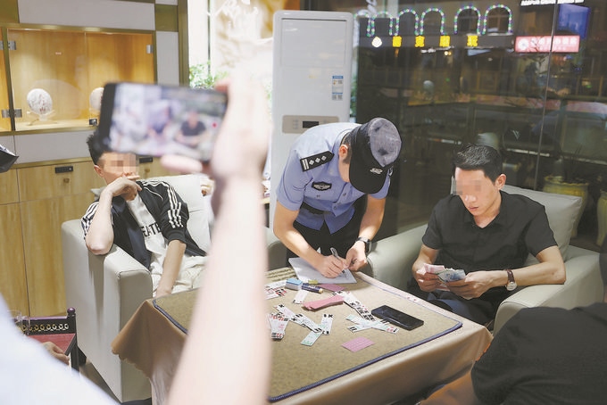 9月7日，云南省昆明市公安機(jī)關(guān)對(duì)棋牌室開展檢查。