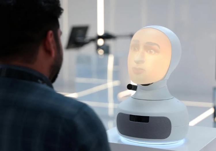 2024年9月12日，在沙特阿拉伯首都利雅得舉行的第三屆全球人工智能峰會(huì)上，一名參會(huì)者與“對(duì)話機(jī)器人”交流。新華社記者 王東震 攝