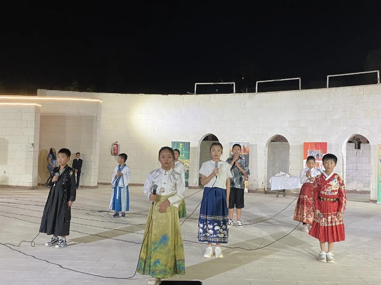 東方藝術(shù)文化館小朋友的詩朗誦表演。開羅中國文化中心供圖