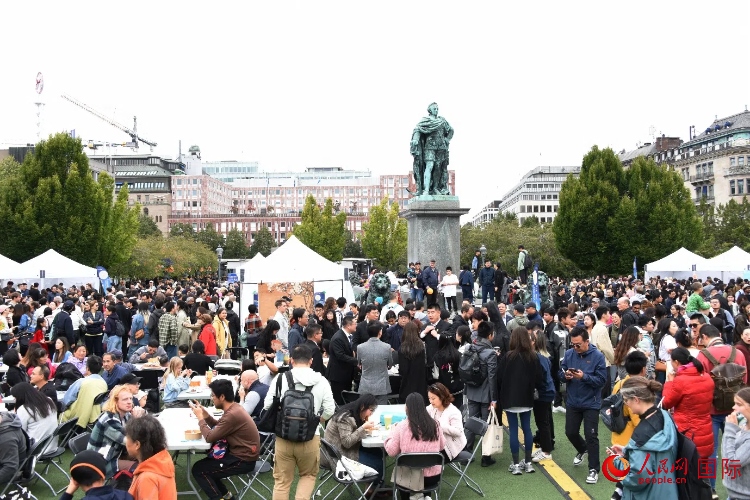 “天涯共此時(shí)——中秋游園會”在斯德哥爾摩國王花園舉辦。人民網(wǎng)記者 殷淼攝