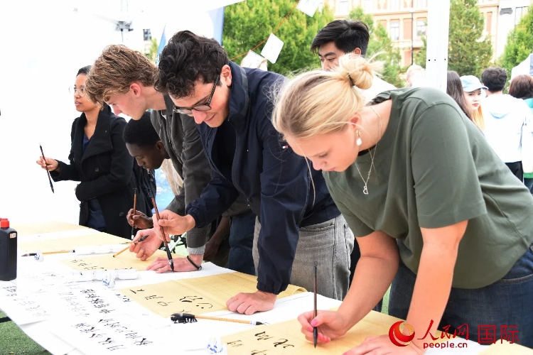 體驗(yàn)中國書法。人民網(wǎng)記者 殷淼攝