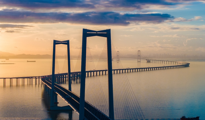 2024年6月27日，沐浴在晨曦中的深中通道（無(wú)人機(jī)照片）。新華社記者毛思倩 攝