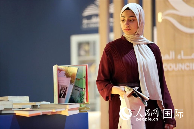一名女性走過展臺(tái)。人民網(wǎng) 奧馬爾·哈利勒攝