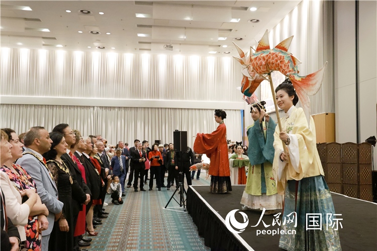 2、留學(xué)生表演了漢服展示《絲路霓裳》。邢雪攝