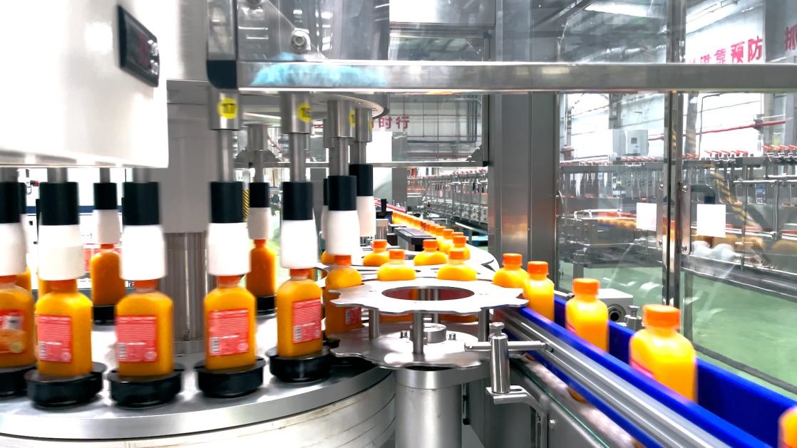 一輕食品（丹江口）產(chǎn)業(yè)園內(nèi)的桔汁飲料生產(chǎn)線。 受訪者供圖