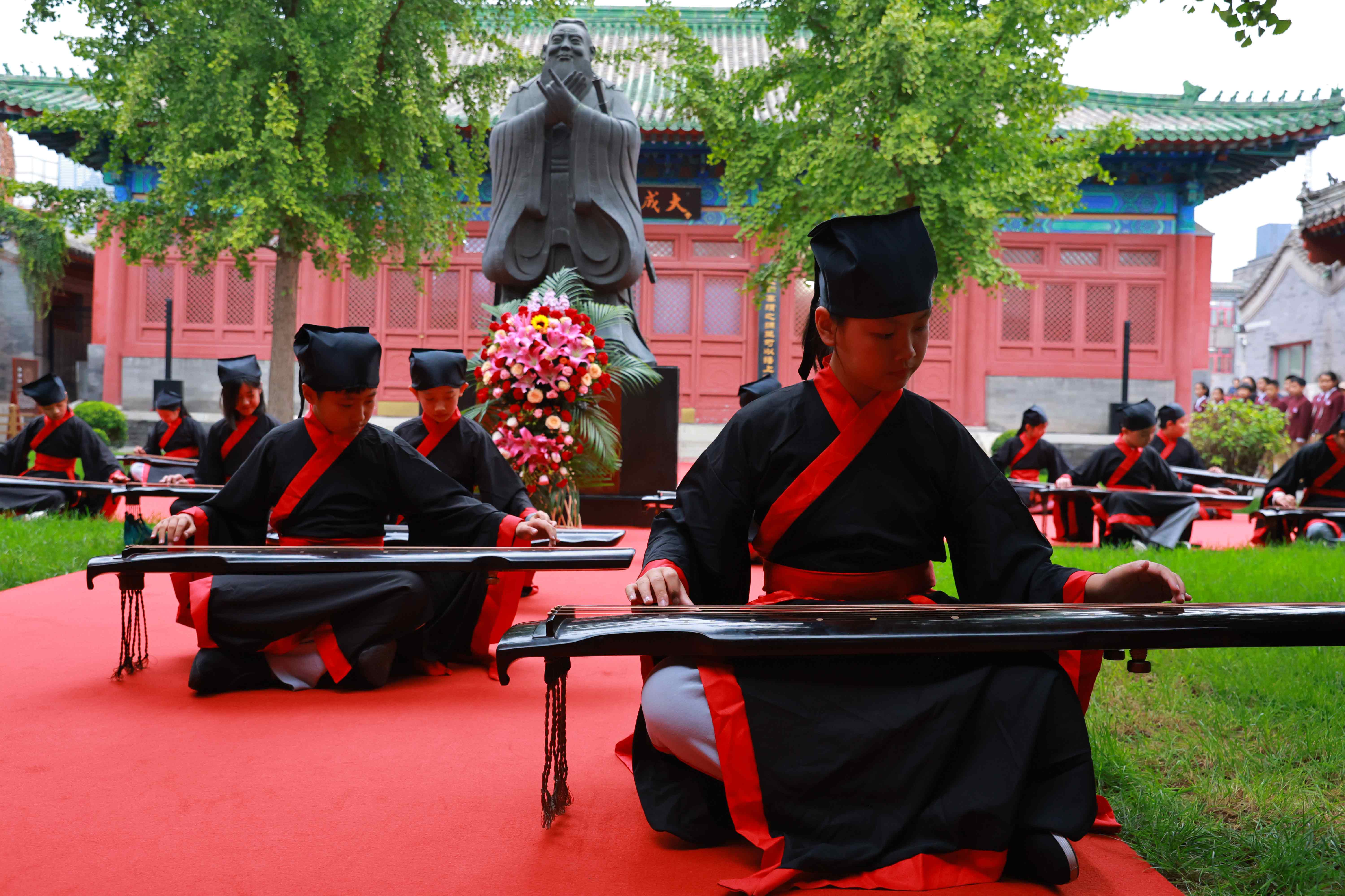 古琴表演《至圣先師孔子歌》。校方供圖