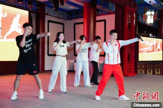 巴黎奧運(yùn)會(huì)拳擊冠軍吳愉現(xiàn)場(chǎng)教學(xué)。上海市港澳辦供圖