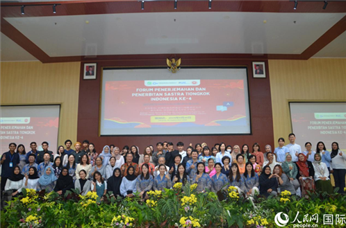 與會嘉賓與阿拉扎大學(xué)師生合影。人民網(wǎng)記者 李培松攝