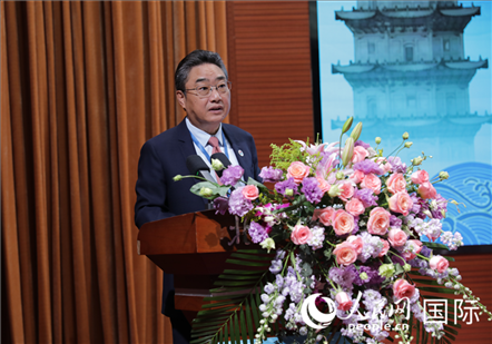 國—東盟中心秘書長史忠俊在“走進(jìn)中華文明——海絲印記 世遺泉州”主題人文交流活動中致辭。人民網(wǎng) 王婧攝