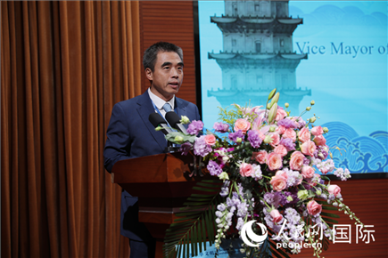 泉州市人民政府副市長姚飛在“走進(jìn)中華文明——海絲印記 世遺泉州”主題人文交流活動中致辭。人民網(wǎng) 王婧攝