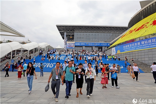 第二十一屆東博會展館外，參觀者步行離場。人民網(wǎng)記者趙益普攝