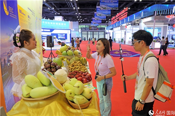 在東博會泰國展區(qū)，參觀者在向泰方工作人員了解泰國水果情況。人民網(wǎng)記者趙益普攝