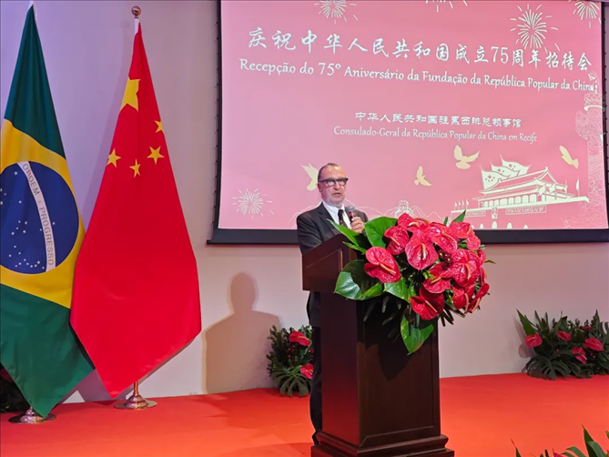 巴西外交部駐東北部地區(qū)辦公室主任德寶拉大使在招待會上致辭。 中國駐累西腓總領(lǐng)館供圖