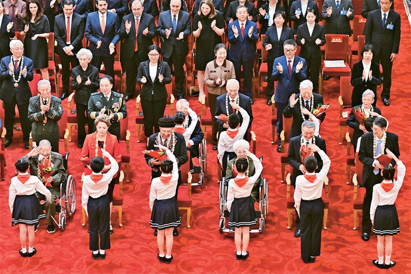 2024年9月29日，中華人民共和國國家勛章和國家榮譽稱號頒授儀式在北京人民大會堂隆重舉行。圖為少先隊員向國家勛章和國家榮譽稱號獲得者敬禮致意。 新華社記者 岳月偉/攝