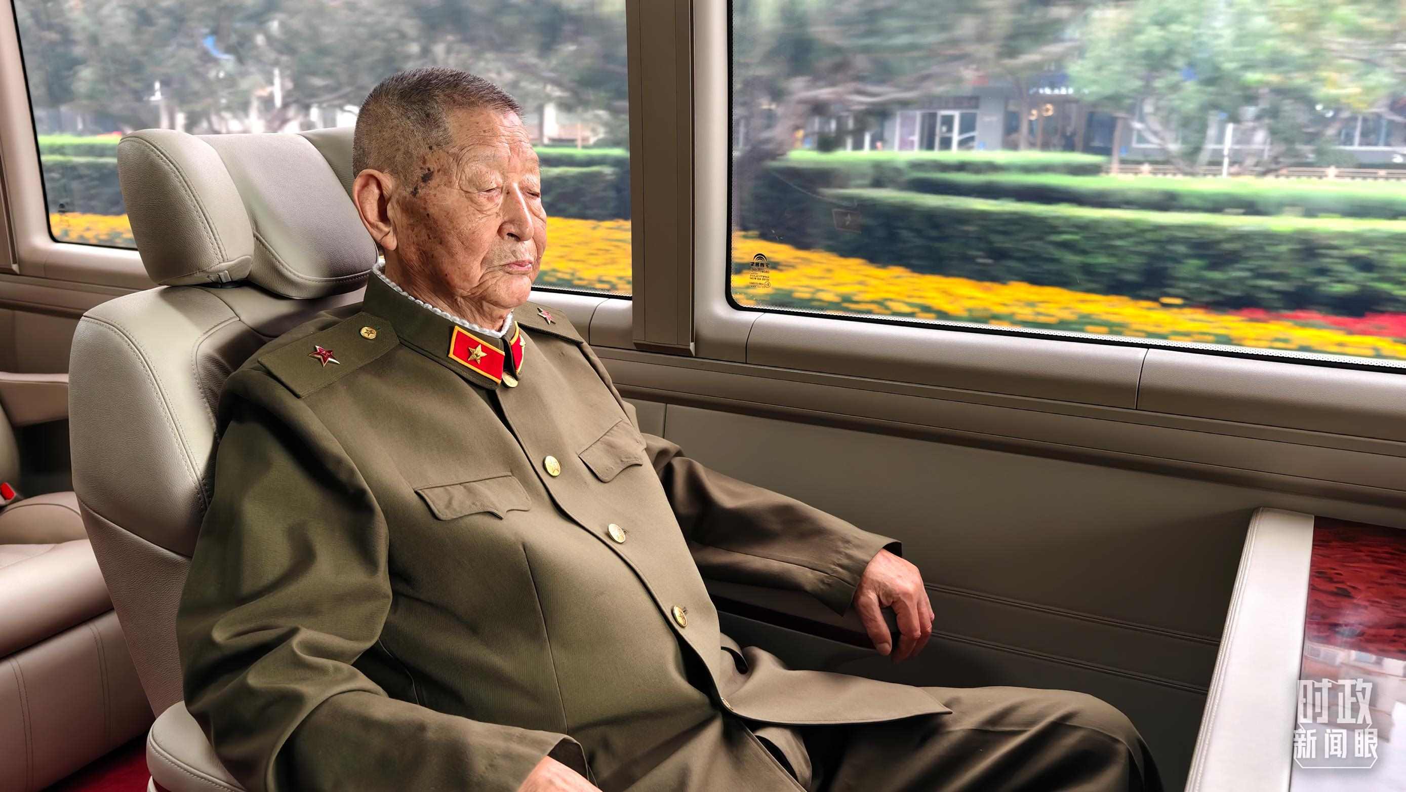 “共和國(guó)勛章”獲得者黃宗德乘坐禮賓車(chē)前往人民大會(huì)堂。（總臺(tái)央視記者胡瑋拍攝）