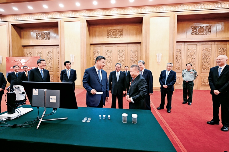 2024年9月23日，黨和國(guó)家領(lǐng)導(dǎo)人習(xí)近平、李強(qiáng)、趙樂(lè)際、王滬寧、蔡奇、丁薛祥、李希等在人民大會(huì)堂接見(jiàn)探月工程嫦娥六號(hào)任務(wù)參研參試人員代表并參觀月球樣品和探月工程成果展覽。這是習(xí)近平等參觀月球樣品和探月工程成果展覽。 新華社記者 謝環(huán)馳/攝