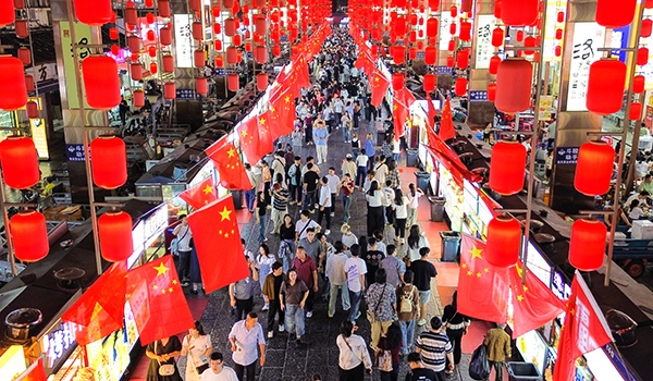 國慶臨近，河南省洛陽市老城歷史文化街區(qū)裝扮一新，國旗招展，處處洋溢著濃厚的國慶節(jié)日氛圍。來源：人民圖片網(wǎng)