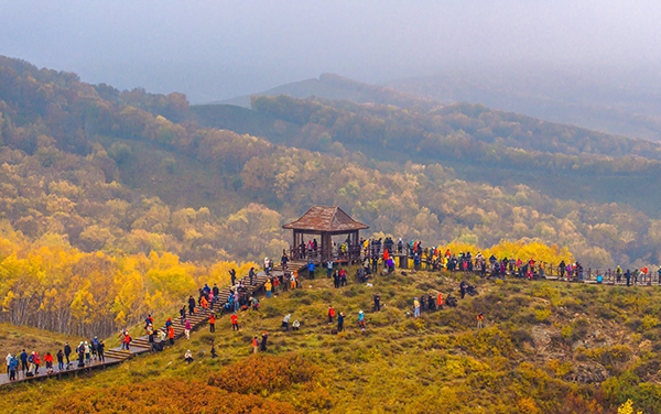 2024年9月27日，內(nèi)蒙古自治區(qū)赤峰市克什克騰旗烏蘭布統(tǒng)景區(qū)層林盡染，游人如織，風(fēng)光如畫。來源：人民圖片網(wǎng)