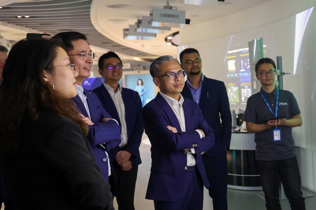 馬來西亞通訊部長法米·法茲(右三)在華訪問中國知名通信企業(yè)。(照片由馬來西亞通訊部提供) (1)