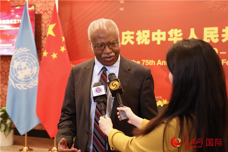 聯(lián)大主席菲勒蒙在招待會(huì)現(xiàn)場接受媒體采訪，他向中國政府和人民致以節(jié)日祝賀，表示中國的發(fā)展成就令人驚嘆。人民網(wǎng)記者 李志偉攝