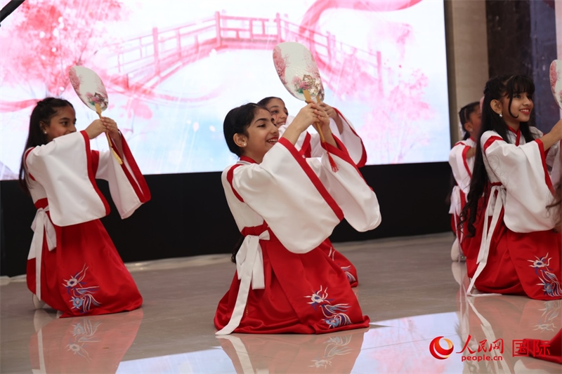 富查伊拉當(dāng)?shù)貙W(xué)校學(xué)生表演節(jié)目。人民網(wǎng)記者任皓宇攝