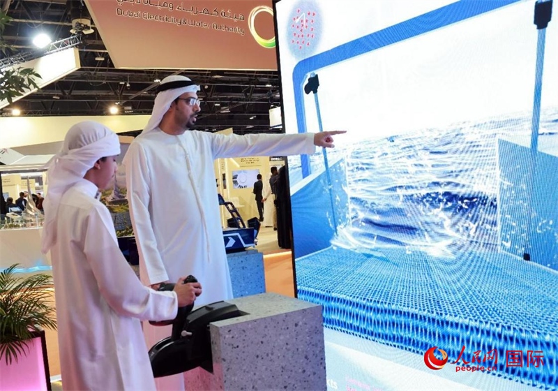 一名兒童在模擬操作船舶，撿拾海洋垃圾。人民網(wǎng)記者管克江攝