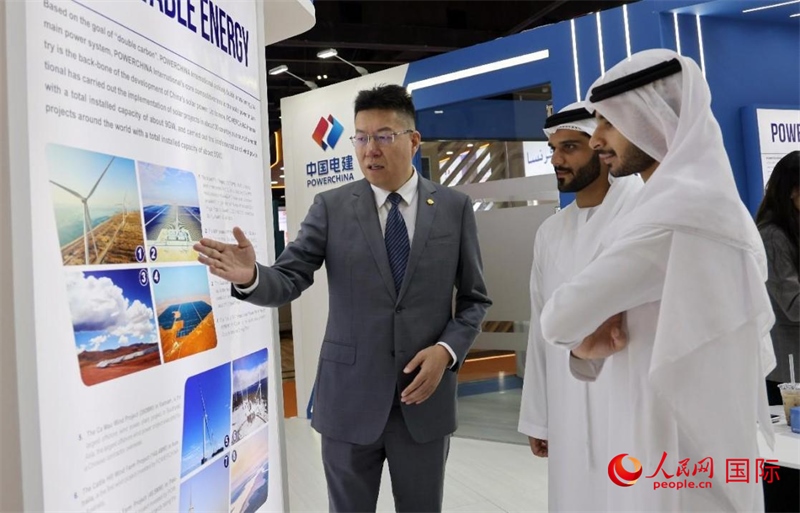 中國電建中東北非區(qū)域總部負(fù)責(zé)人向觀眾介紹公司承建的可再生能源項目。人民網(wǎng)記者 管克江攝