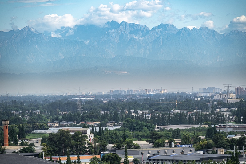 2024年7月1日，成都天氣晴好，遠(yuǎn)處雪山清晰可見。