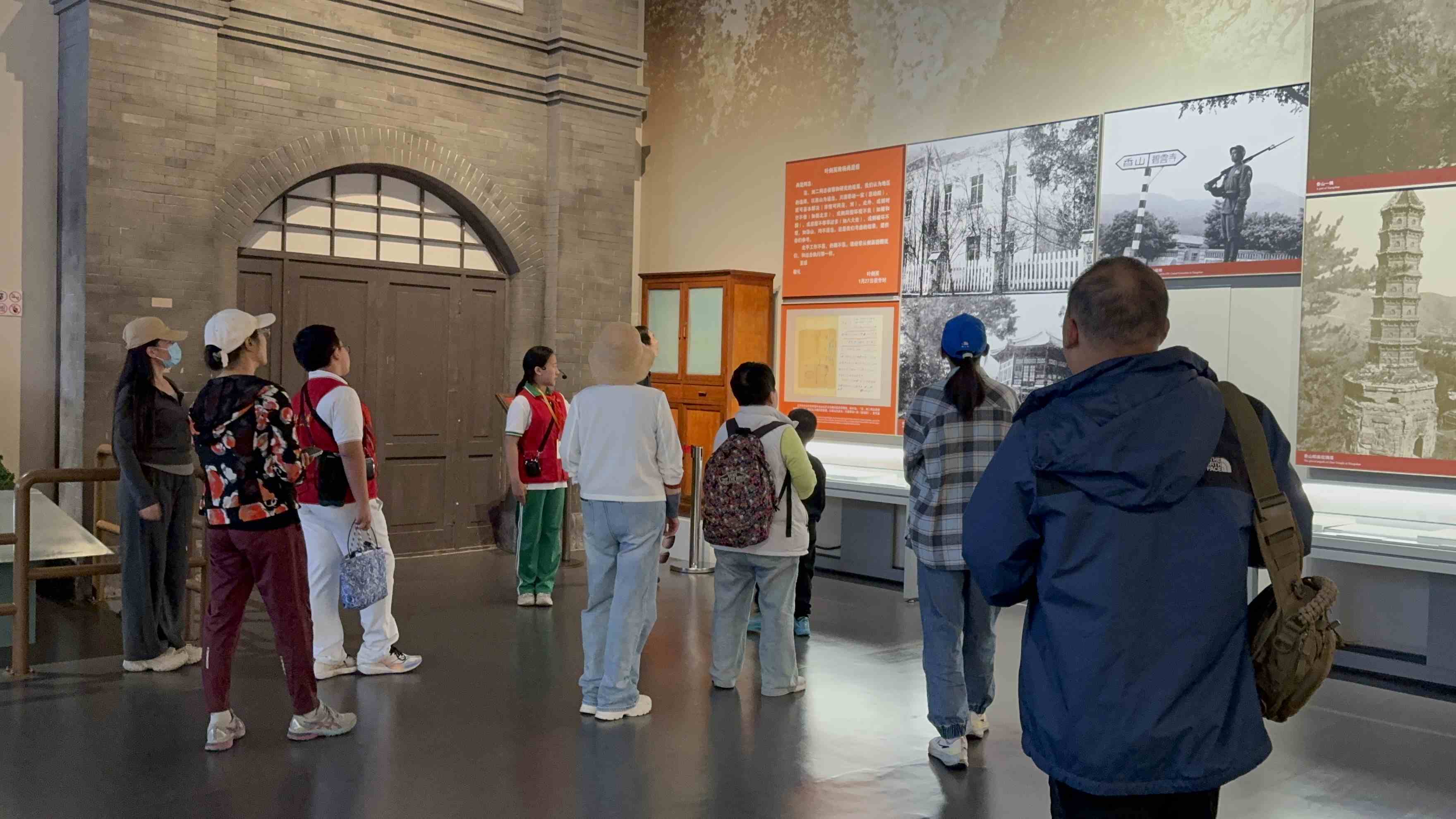 10月4日，北京香山革命紀(jì)念館內(nèi)，一名“紅領(lǐng)巾志愿者”正在為參觀者講解。人民網(wǎng)記者 劉微攝