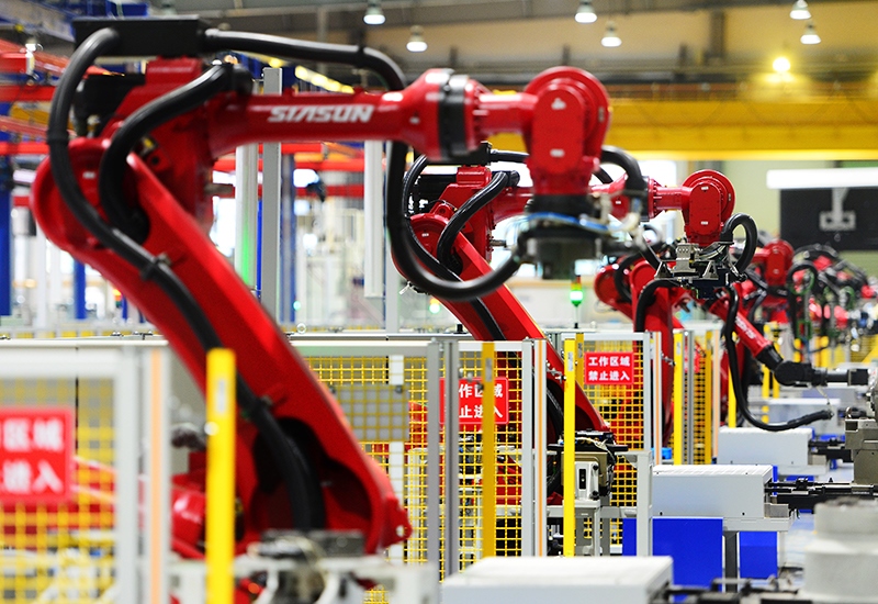 2019年11月22日，沈陽，一家數(shù)字化智能工廠內(nèi)，名為SR210的機(jī)器人正在自主地抓取各種零部件，快速組裝稍小的工業(yè)機(jī)器人。