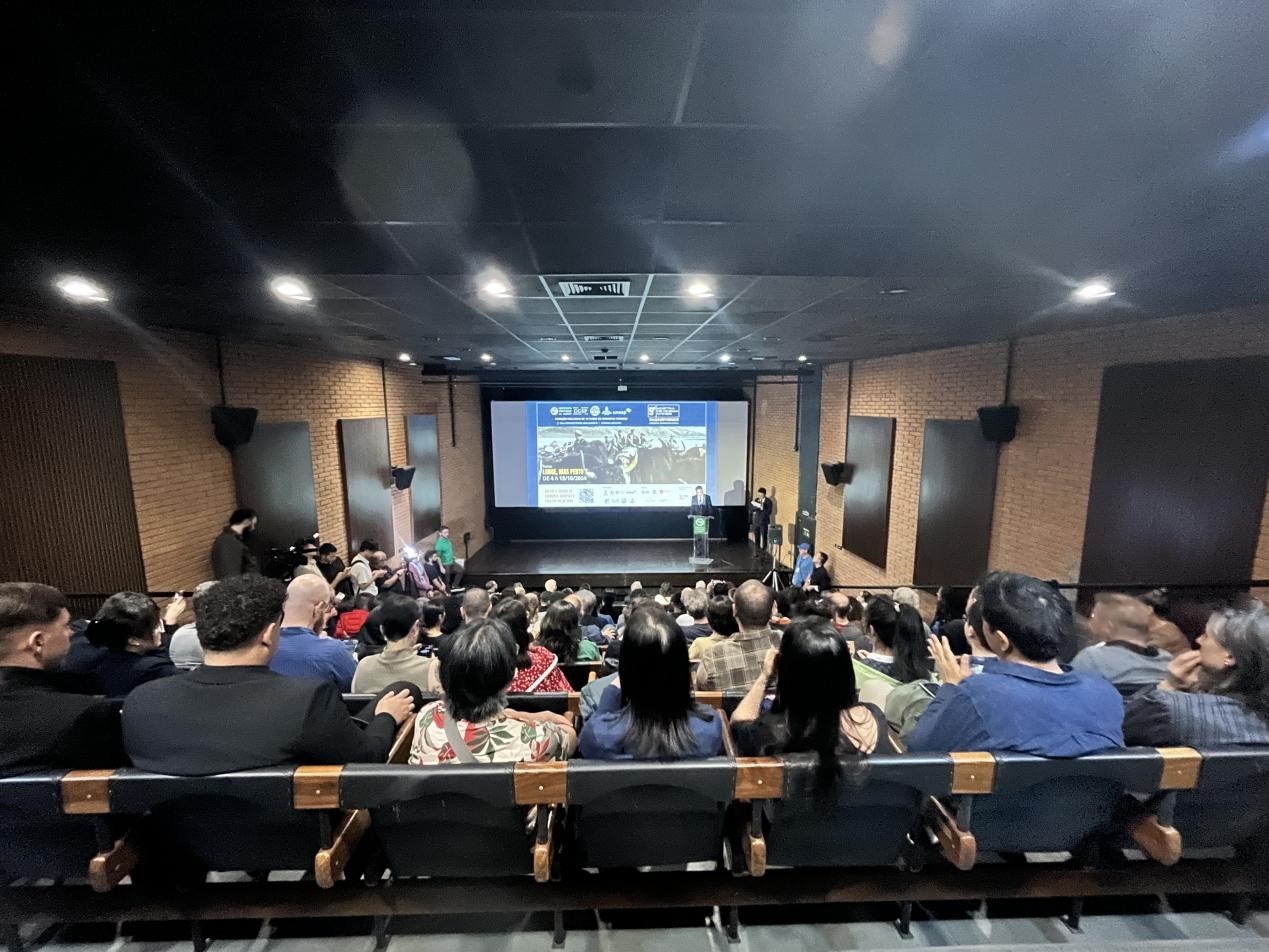 當(dāng)?shù)貢r間10月3日晚，由巴西圣保羅州立大學(xué)孔子學(xué)院舉辦的第九屆圣保羅中國電影展在圣保羅文化中心拉開帷幕。巴西圣保羅州立大學(xué)孔子學(xué)院供圖