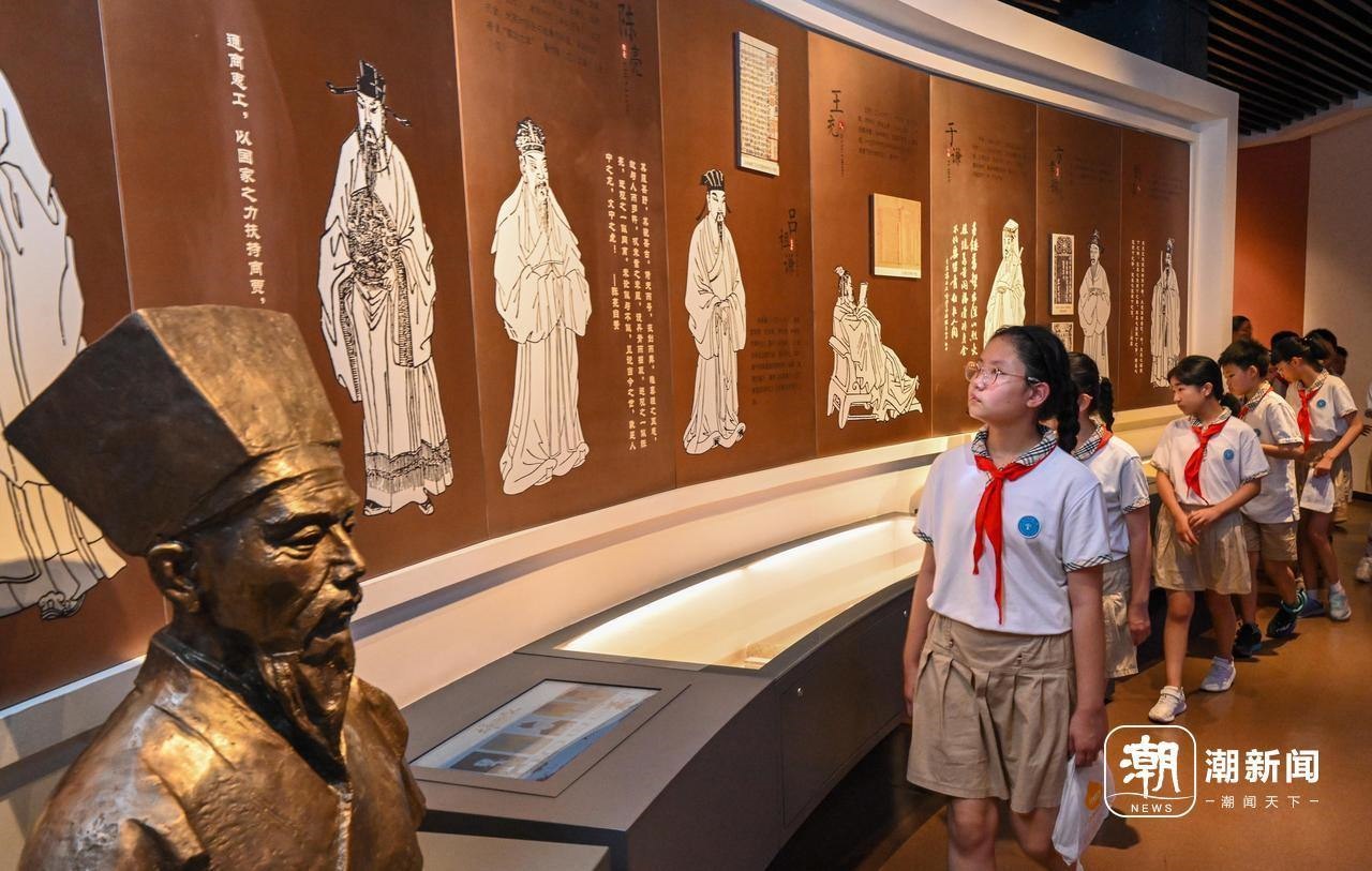 來自杭州市政苑小學的學生走進浙江省檔案館“大寫浙江人”展廳，近距離“觸摸”歷史、走進榜樣、聆聽故事，激發(fā)愛黨愛國愛家熱情。記者 董旭明 攝