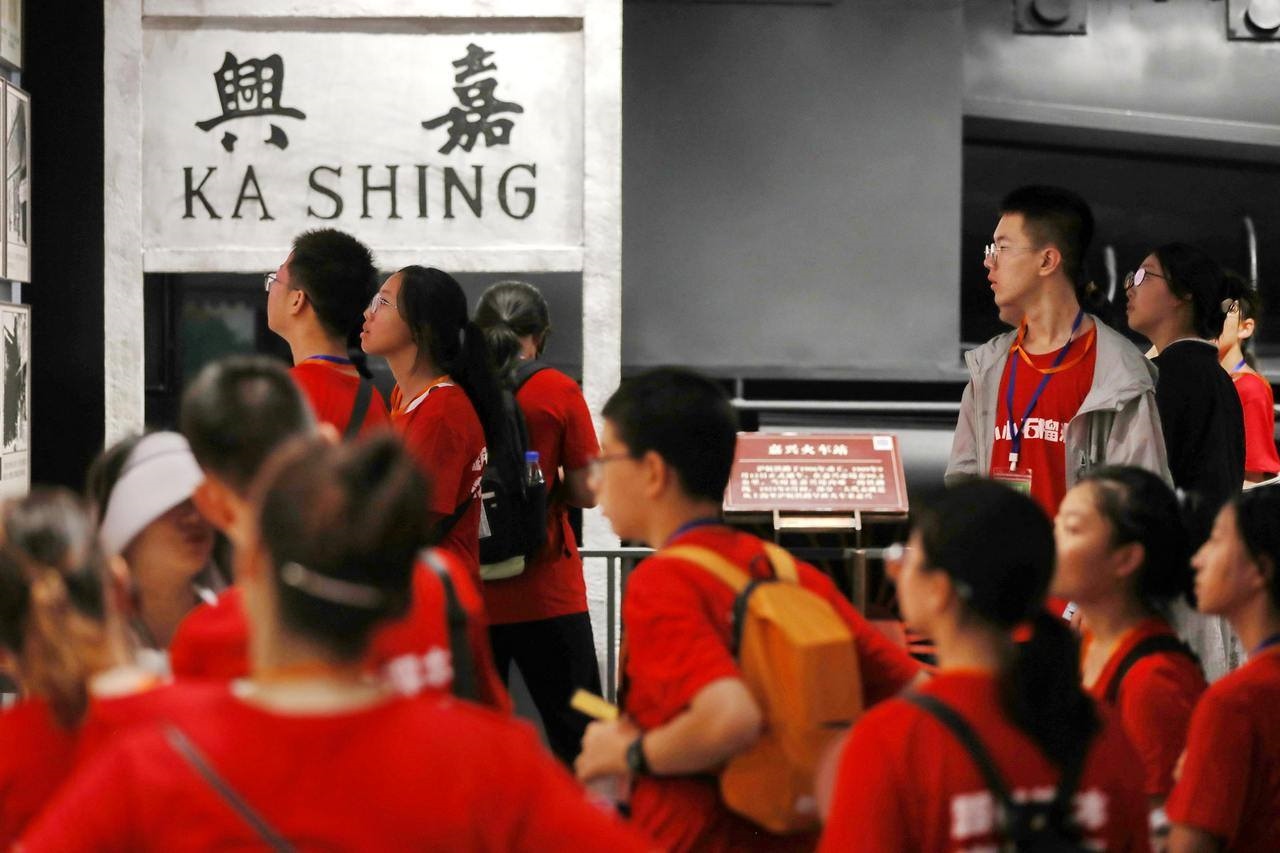 青少年參觀嘉興市南湖革命紀念館。拍友 金鵬 攝