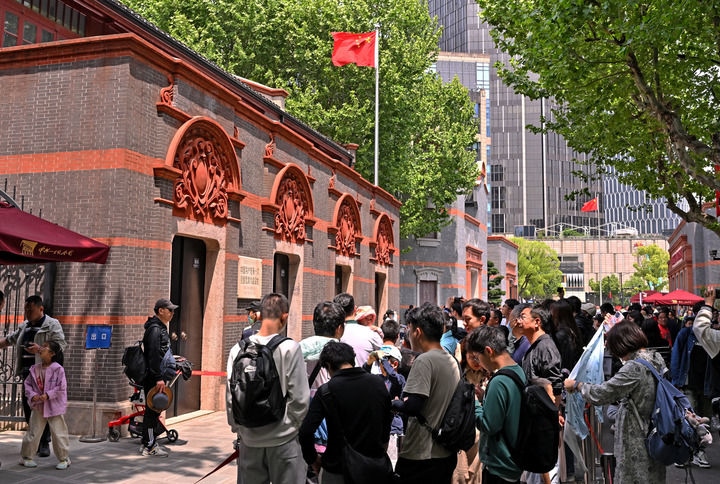 2024年5月3日，游客在位于上海的中共一大會(huì)址前參觀。新華社記者 劉穎 攝