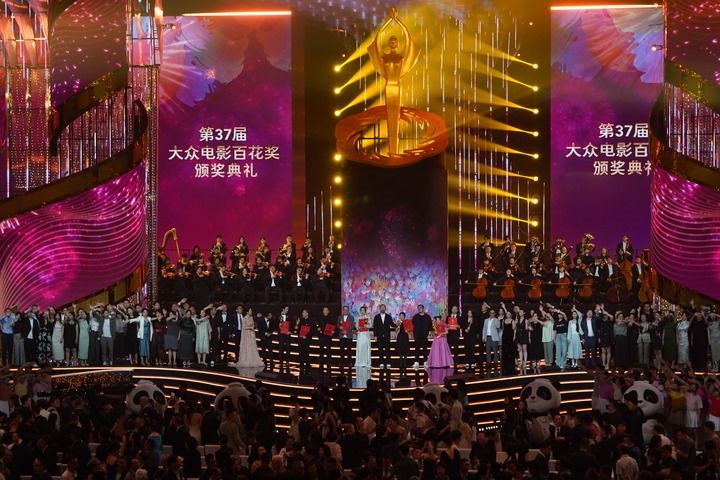 2024年8月4日，在四川成都，第37屆大眾電影百花獎(jiǎng)獲獎(jiǎng)?wù)吆痛蟊娫u(píng)審在舞臺(tái)上合影。新華社記者 唐文豪 攝