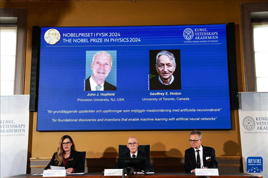 10月8日，在瑞典斯德哥爾摩舉行的2024年諾貝爾物理學獎公布現(xiàn)場，屏幕顯示獎項得主美國普林斯頓大學的約翰·霍普菲爾德和加拿大多倫多大學的杰弗里·欣頓。新華社記者 彭子洋 攝