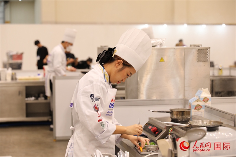 當(dāng)?shù)貢r間10月5日，廚師在第21屆釜山國際美食博覽會上展示廚藝。人民網(wǎng)記者 莽九晨攝