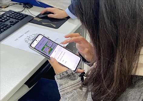 趙女士用手機(jī)掃碼預(yù)約幫辦服務(wù)。圖片來(lái)源：微信公眾號(hào)“上海市普陀區(qū)政務(wù)服務(wù)中心”