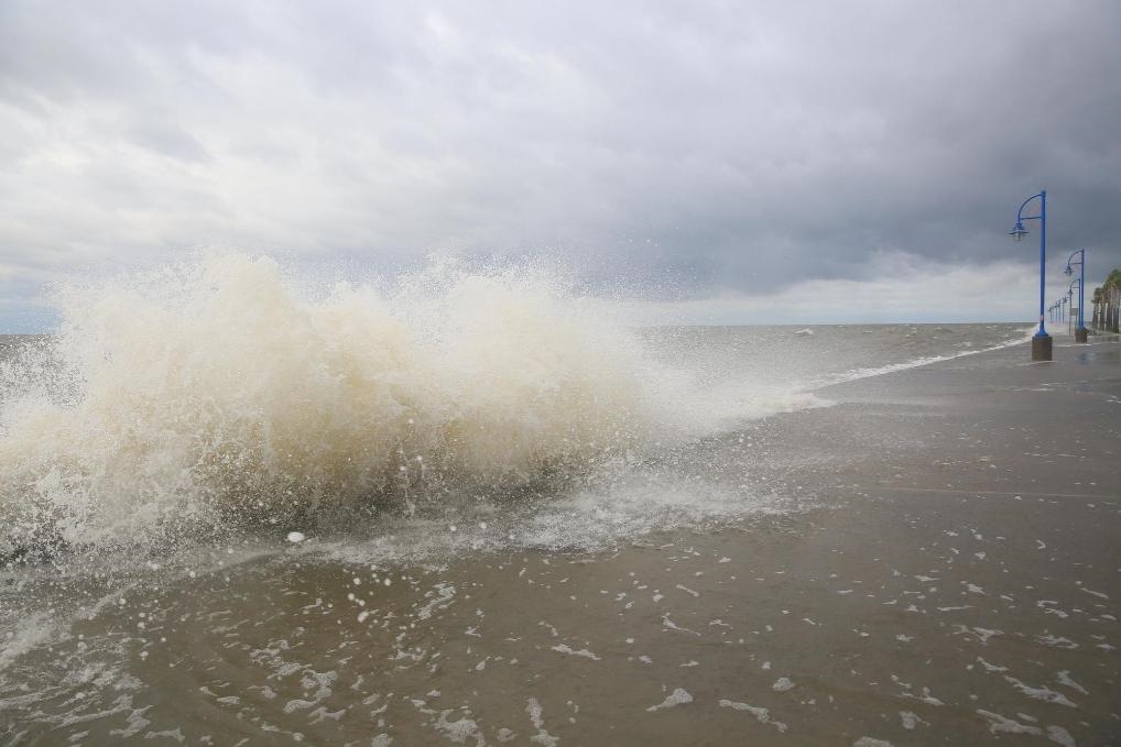 2020年9月15日，受颶風(fēng)“薩莉”影響，美國路易斯安那州新奧爾良的龐恰特雷恩湖巨浪拍岸。新華社發(fā)（魏蘭攝）