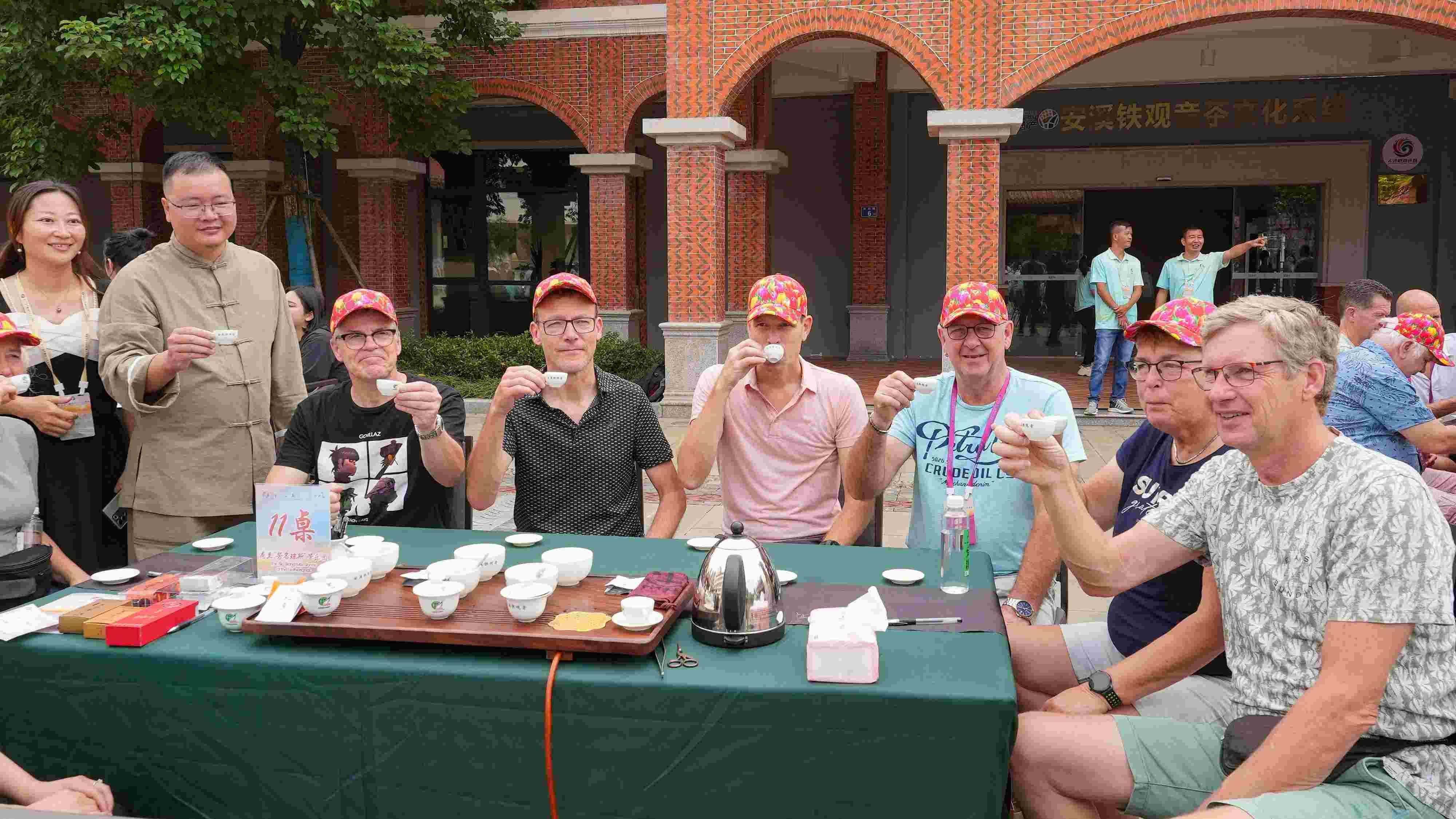 2023年10月4日，福建泉州，外國(guó)人品中國(guó)茶。