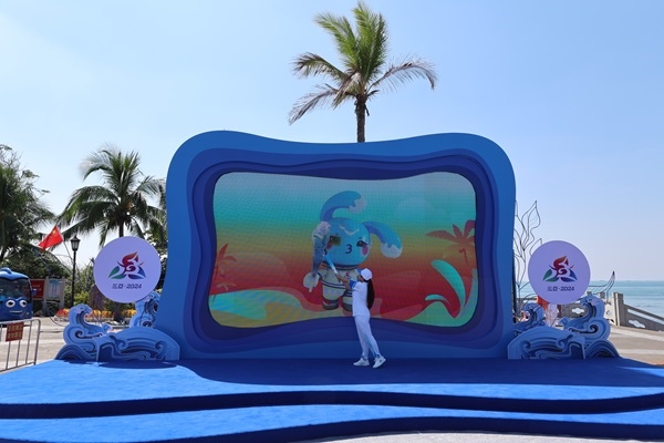 第12棒火炬手“點燃”現(xiàn)場大屏幕上運動會吉祥物“吉貝”手中的火炬。主辦方供圖