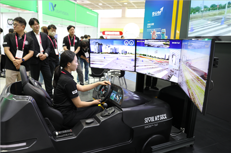 “智慧生活周”博覽會上展示的模擬駕駛系統(tǒng)。人民網(wǎng)記者 莽九晨攝