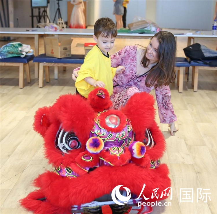 一名兒童在感受舞獅。人民網(wǎng)中東中心分社塔里克·易卜拉欣攝