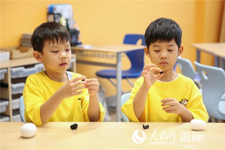 做手工。人民網(wǎng)中東中心分社塔里克·易卜拉欣攝